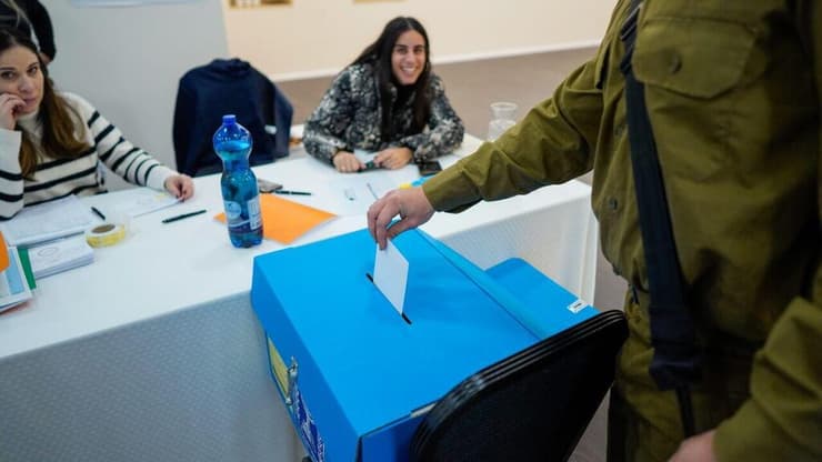 מפונים מצביעים בקלפי המיוחדת בירושלים (צילום: שלו שלום) בחירות לרשויות המקומיות בצפון- מפונים בקלפיות בירושלים