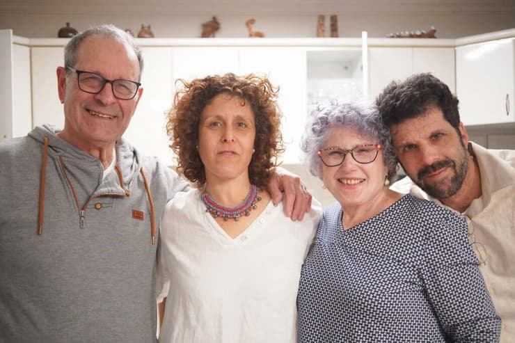 רותי מונדר עם הילדים רועי ז"ל וקרן והבעל אברהם ז"ל