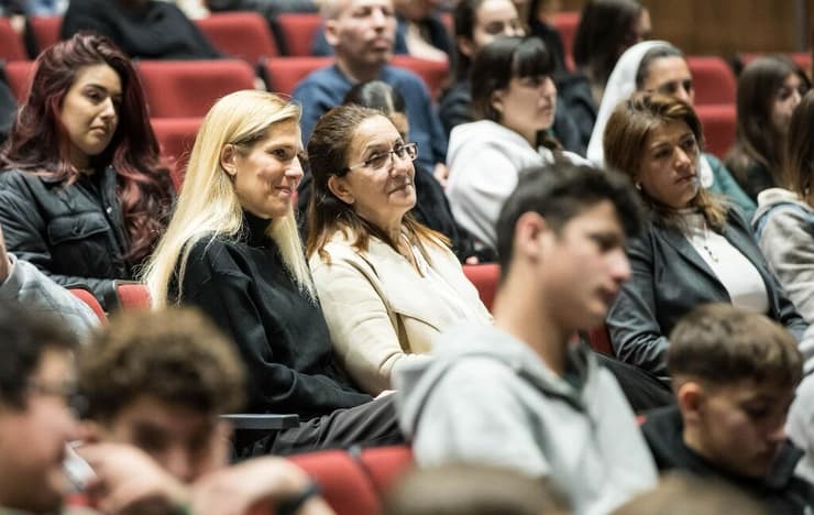 סנדר לצד אמה של נאתכו (צילום: עודד קרני, מינהלת ליגת העל בכדורסל נשים) טקס לזכרה של נילי נאתכו