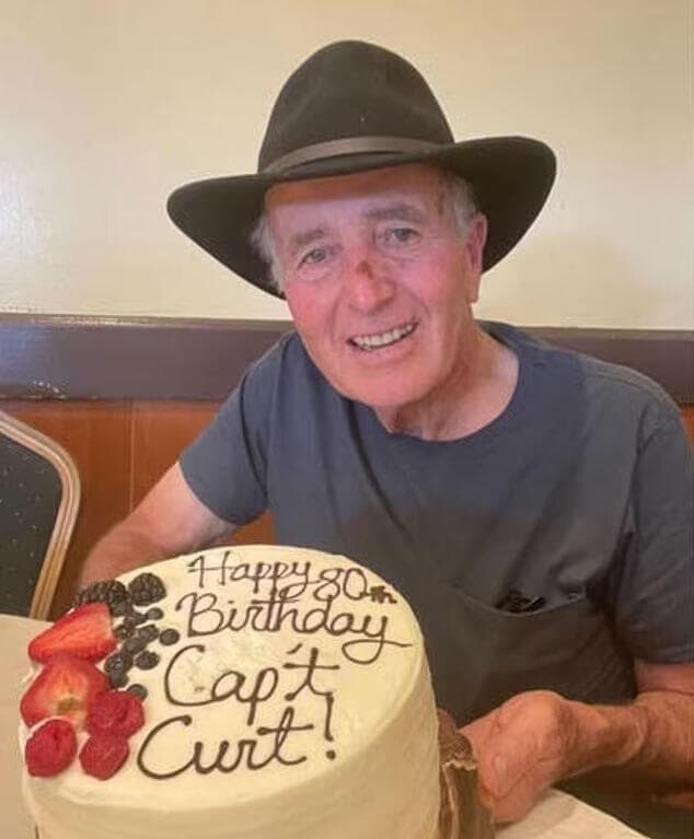 ארה"ב כת זיזיאן קרטיס לינד בן 82 הותקף ב סכינים