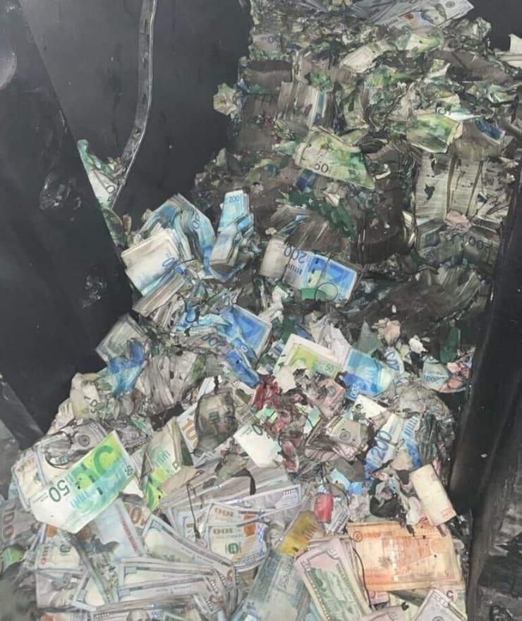 נשקים וכסף שהוחרם מ עזה מוצג בתצוגת השלל שצה"ל תפס בעזה ובלבנון במהלך המלחמה
