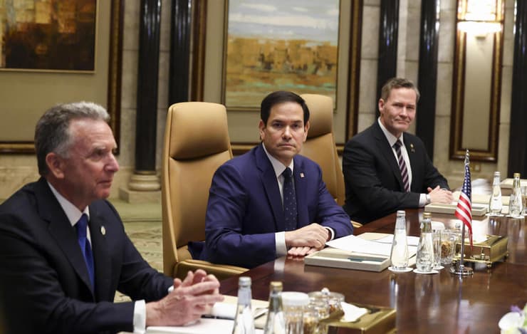 מזכיר המדינה רוביו עם היועץ לביטחון לאומי וולץ (מימין) והשליח המיוחד וויטקוף, בצהריים בסעודיה (צילום: REUTERS/Evelyn Hockstein/Pool) סעודיה ריאד מפגש שרי החוץ של רוסיה ו ארה"ב מרקו רוביו מייק וולץ סטיב וויטקוף