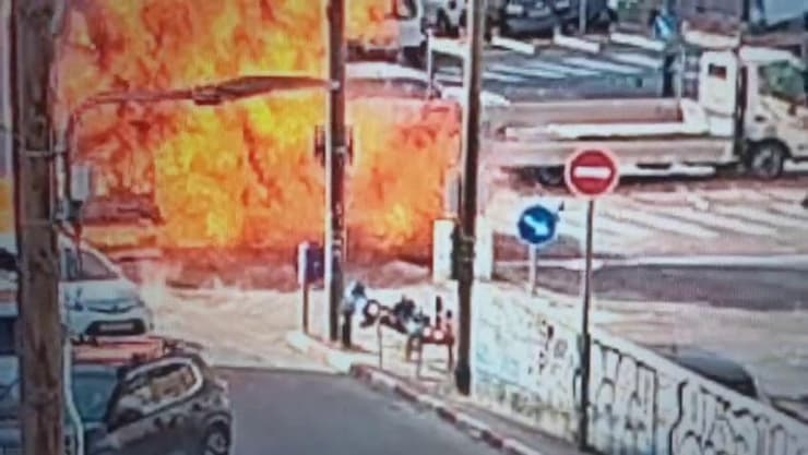 כדור האש, בעת הפיצוץ (צילום: כבאות והצלה ) תיעוד מפיצוץ האופנוע בתל אביב