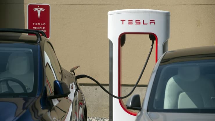 עמדת טעינה של טסלה