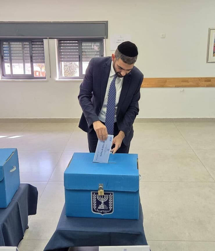 שר הדתות מלכיאלי מצביע