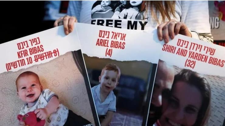 סיקור ב כלי תקשורת בעולם על הודעת חמאס בנוגע להחזרת שירי וילדיה כפיר ו אריאל ביבס בפעימת החטופים החללים בעסקה