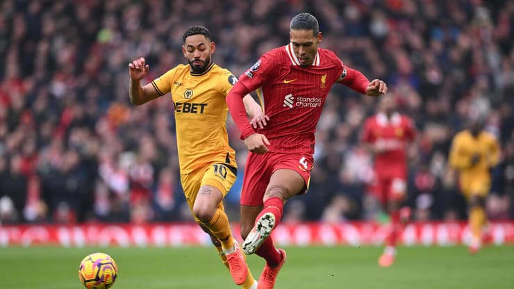 וירג'יל ואן דייק ומתיאוס קוניה במשחק ליגה באנפליד