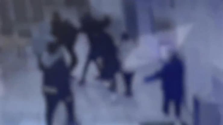 מורה מרביץ לתלמיד בבית ספר