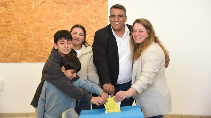 מצביעים גם בקריית שמונה (צילום: אביהו שפירא) בחירות לרשויות המקומיות בקרית שמונה