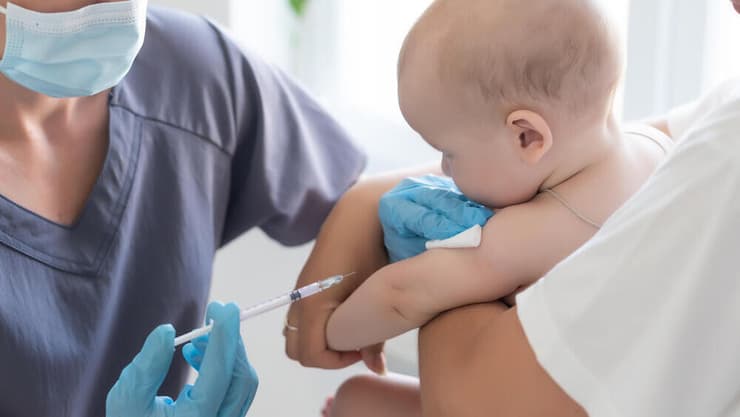 חיסון תינוקות. הערים החרדיות התעוררו אחרי מקרי המוות, אבל שיעור ההתחסנות עדיין נמוך יחסית (צילום: shutterstock) חיסון תינוקות נגד דלקת קרום המוח