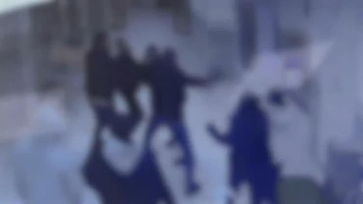 "הכה אותו באגרופים ובבעיטות". תיעוד התקיפה הקשה מורה מרביץ לתלמיד בבית ספר