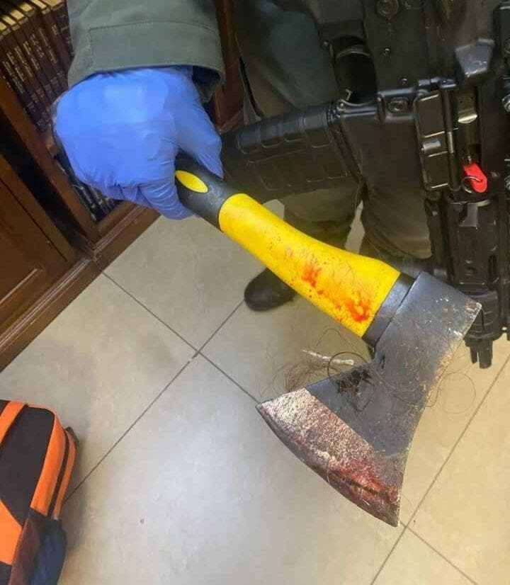 הגרזן שעמו תקף החשוד את האישה כלי הנשק ששימש את התוקף בעיר העתיקה בירושלים