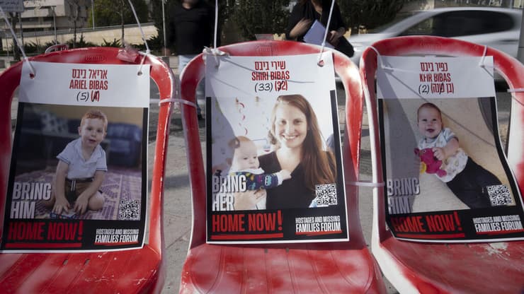 כסאות עם תמותיהם של שירי, כפיר ואריאל ביבס בירושלים