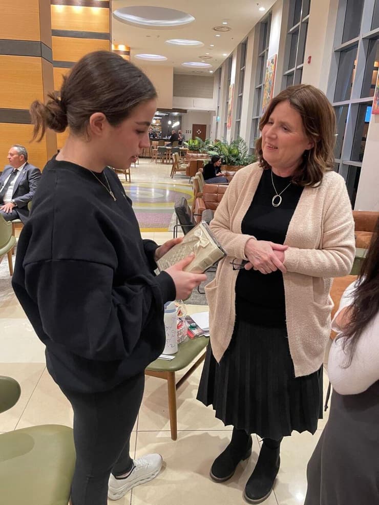 אגם ברגר עם צילי שניידר במפגש (צילום: שניאור ובר) אגם ברגר נפגשה עם צילי שניידר ושניאור ובר