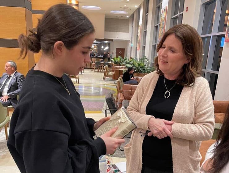 אגם ברגר נפגשה עם צילי שניידר ושניאור ובר