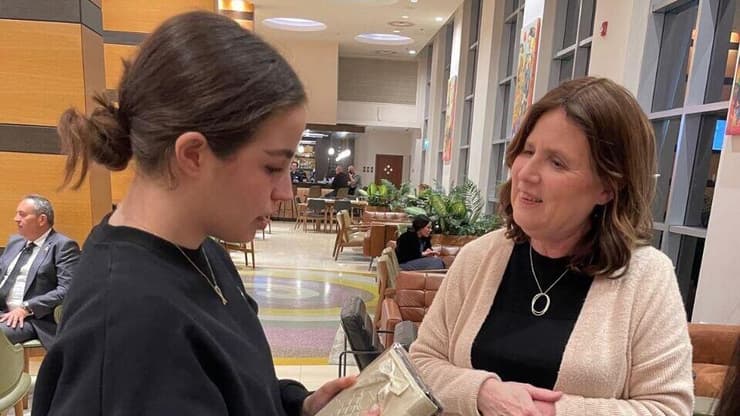 אגם ברגר נפגשה עם צילי שניידר ושניאור ובר