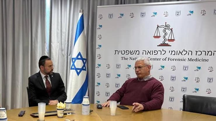 שר הבריאות אוריאל בוסו נפגש עם ד"ר חן קוגל במכון לרפואה משפטית ונערכו לקליטת גופות החטופים