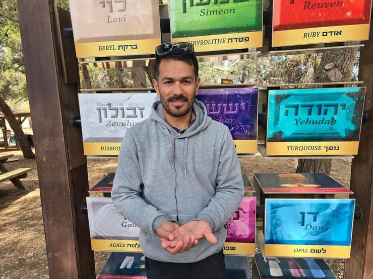 חואן, התייר מקליפורניה, מציג את המטבע הנדיר שמצא בשילה הקדומה (צילום: באדיבות שילה הקדומה) חואן, התייר מקליפורניה, מציג את המטבע הנדיר שמצא בשילה הקדומה