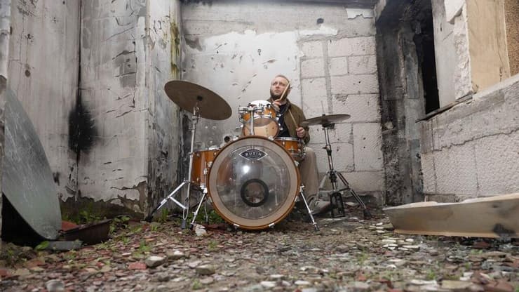 תובל חיים מנגן על התופים של אחיו יותם חיים ז"ל