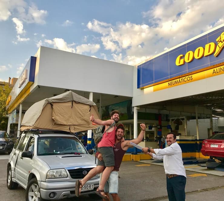 עמרי בתחילת המסע בצ'ילה לאחר שרכש את האוטו (צילום: מהאלבום הפרטי) עם חברים