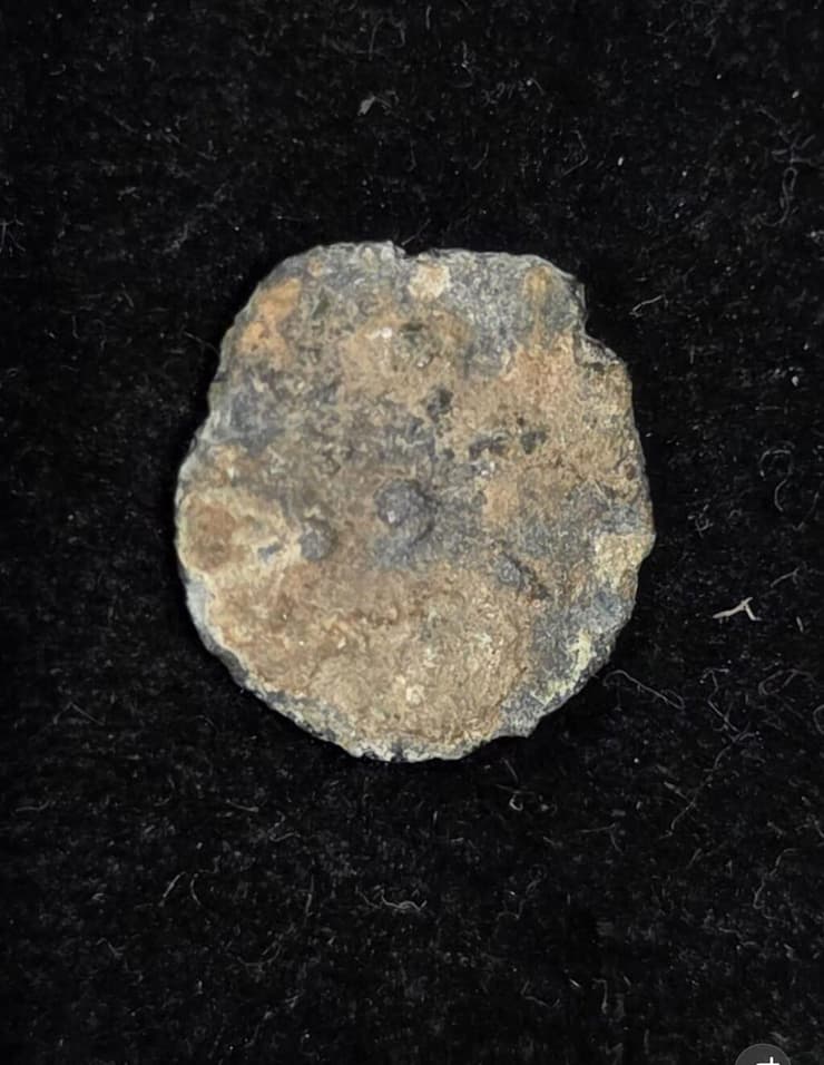 המטבע מימי בית שני שהתגלה בשילה הקדומה (צילום: באדיבות שילה הקדומה) המטבע מימי בית שני שהתגלה בשילה הקדומה