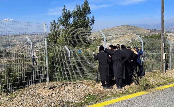 משקיפים על לבנון, אתמול באזור משגב עם מתפללים חוצים לשטח לבנון ומגיעים לקבר של רב אשי