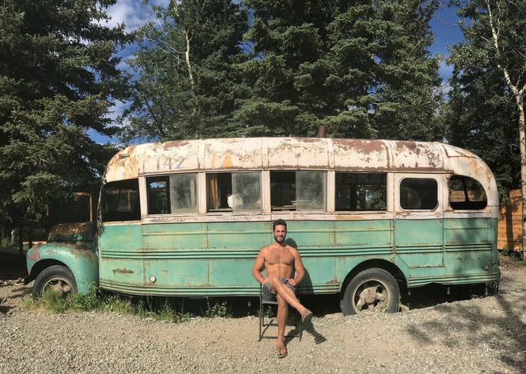 אנדרטת האוטובוס לזכרו של כריסטופר מקדנלד, מהסרט into the wild, אלסקה (צילום: מהאלבום הפרטי) עמרי כהן, כביש הפאן-אמריקאי