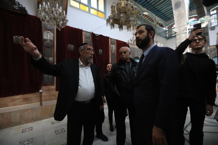 הרב יוסף חמרא ומספר חברי קהילה יהודים, בביקור בבית הכנסת בדמשק