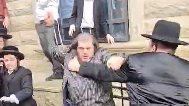 עימות בין חסידים מחוץ לבית המדרש של חסידות קרלין עימות בין חסידים מחוץ לבית המדרש של חסידות קרלין