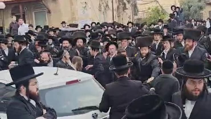 ההתקהלות ליד בית המדרש עימות בין חסידים מחוץ לבית המדרש של חסידות קרלין