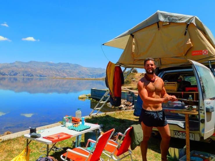 כהן בהפסקת צהריים בפרו (צילום: מהאלבום הפרטי) כהן בהפסקת צהריים