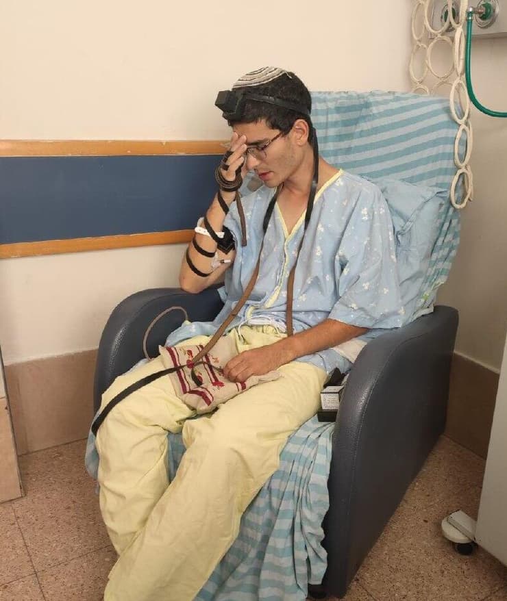 הרב אנגלמן מתפלל בבית החולים