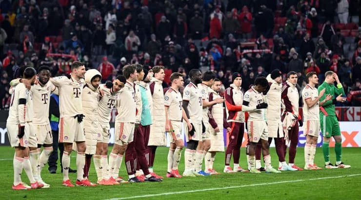 שחקני באיירן מינכן חוגגים עם הקהל (רויטרס) שחקני באיירן מינכן חוגגים עם הקהל