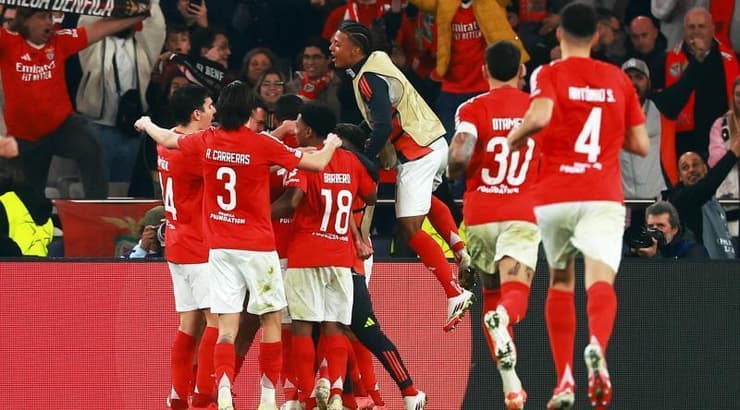 שחקני בנפיקה ליסבון חוגגים (רויטרס) שחקני בנפיקה ליסבון חוגגים