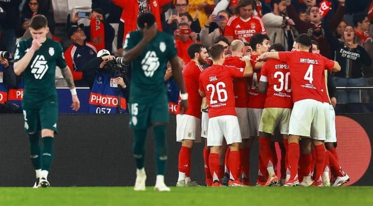 שחקני בנפיקה ליסבון חוגגים (רויטרס) שחקני בנפיקה ליסבון חוגגים