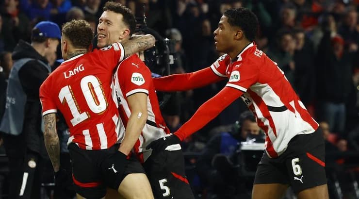 איבן פרישיץ' ושחקני פ.ס.וו בטירוף (רויטרס) איבן פרישיץ' ושחקני פ.ס.וו בטירוף