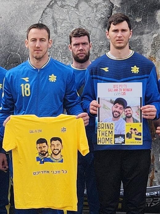 מכבי ת"א כדורעף במחווה לאחים ברמן