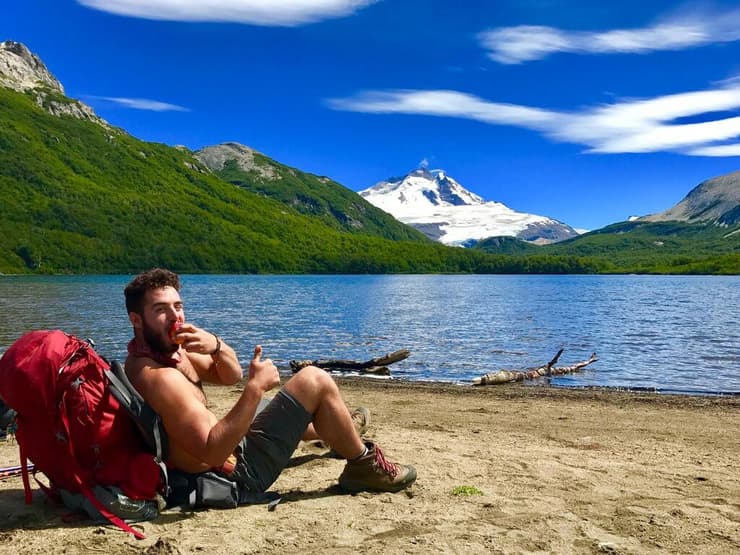 בטרק חמשת הלגונות, הפארק הלאומי נאוול הוואפי, ארגנטינה (צילום: מהאלבום הפרטי) כביש אגדי. כהן במנוחה ליד אגם