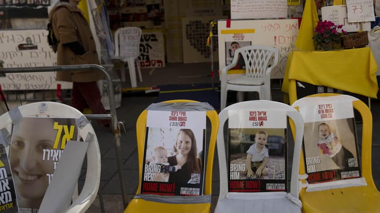 כסאות עם תמותיהם של שירי, כפיר ואריאל ביבס בירושלים