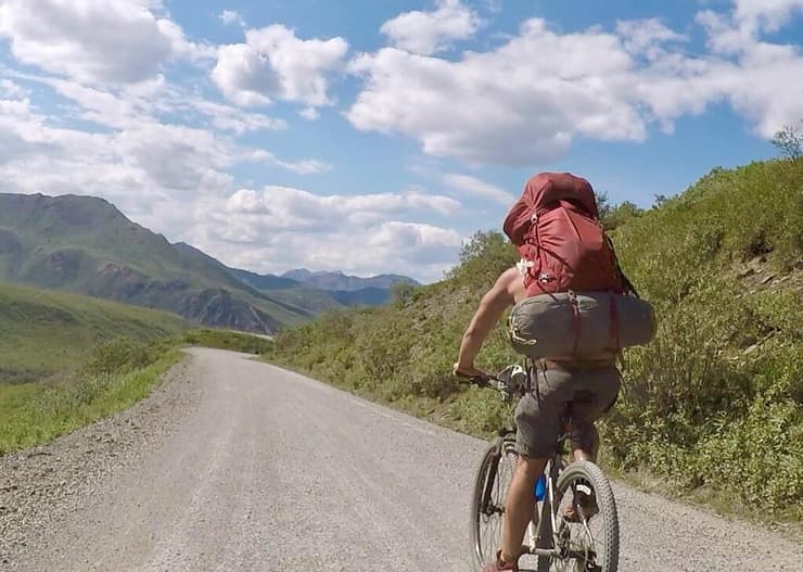 חוצה את פארק הדנאלי באלסקה על אופניים (צילום: מהאלבום הפרטי) עמרי כהן, כביש הפאן-אמריקאי