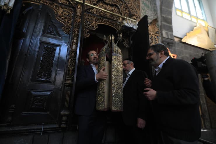 הרב יוסף חמרה ומספר חברי קהילה יהודים, בביקור בבית הכנסת (צילום: Bakr Al Kasem / Reuters) הרב יוסף חמרא ומספר חברי קהילה יהודים, בביקור בבית הכנסת בדמשק