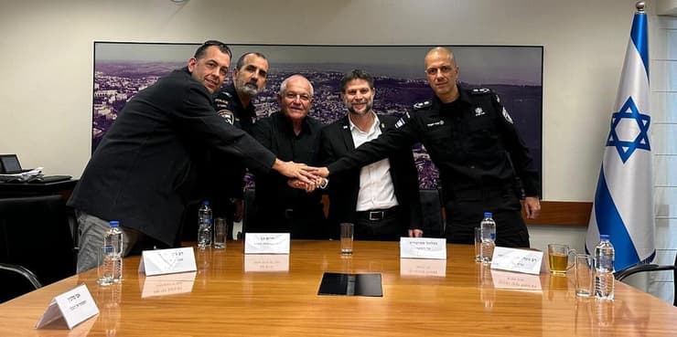 מימין: נציב שב"ס קובי יעקובי, בצלאל סמוטריץ', חיים כץ, המפכ"ל דני לוי והממונה על השכר באוצר אפי מלכין (צילום: דוברות משרד האוצר) מימין: נציב שב"ס קובי יעקובי, בצלאל סמוטריץ', חיים כץ, המפכ"ל דני לוי והממונה על השכר באוצר אפי מלכין