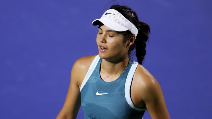 רגעים של פחד במהלך משחק. אמה רדוקאנו (Christopher Pike/Getty Images) הטניסאית הבריטית אמה רדוקאנו