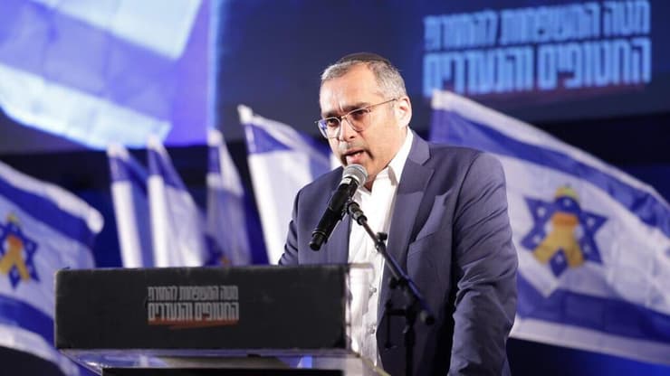 הרב אלחנן דנינו, אביו של אורי דנינו ז״ל, בעצרת בכיכר החטופים