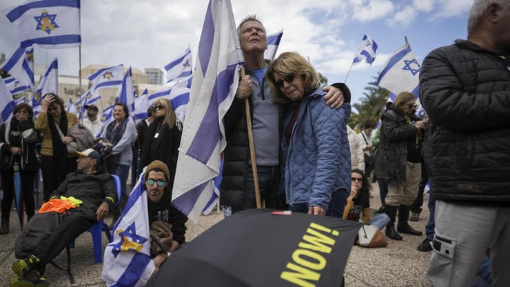 צילום: JOHN WESSELS / AFP, REUTERS/Nir Elias אזרחים הגיעו לתמוך בצמתים ברחבי הארץ בזמן מעבר שיירת ארונות החטופים