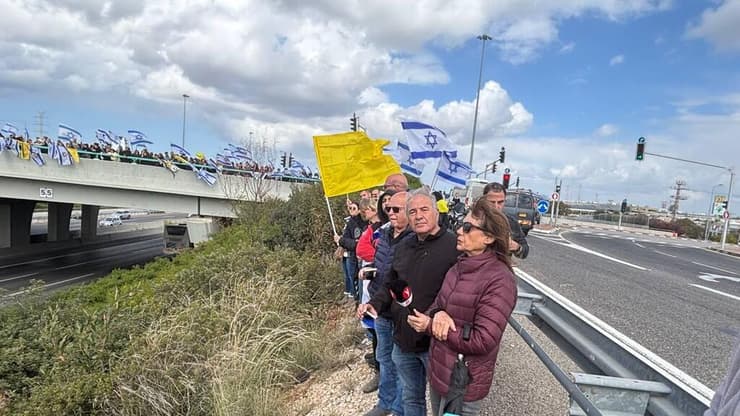 אזרחים תומכים בגשר יבנה במהלך קבלת החטופים החללים והעברתן לאבו כביר