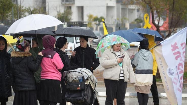צילום: תומר שונם הלוי חברי ניר עוז בעצרת בכרמי גת לקבת החטופים החללים