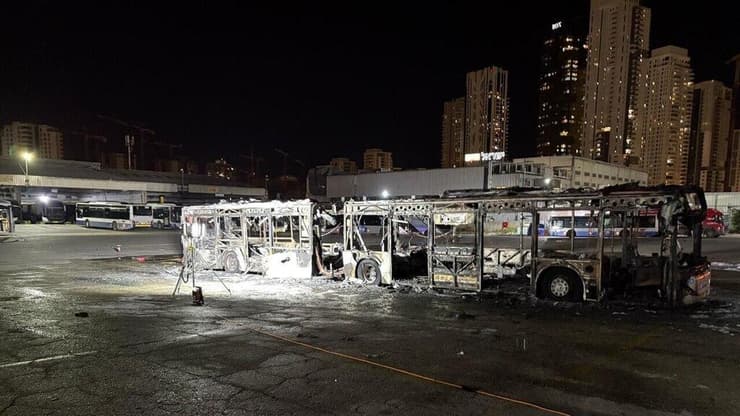 זירת שריפת האוטובוס בבת ים