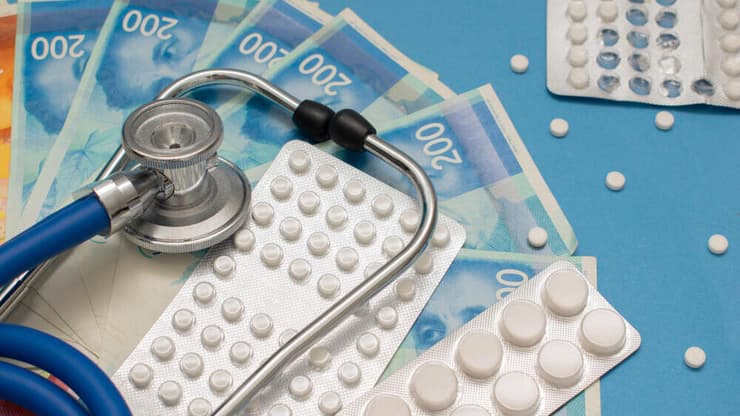 3.9 מיליארד שקל בשנה עבור כיסוי "הוצאות רפואיות" מחוץ לסל (צילום: Aninka Bongers-Sutherland / shutterstock) שוק שחור לתרופות