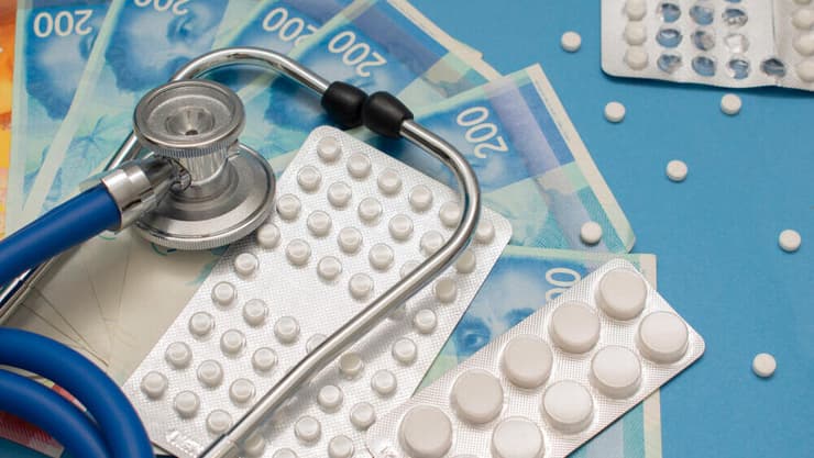 האם תרופות הן מקור להגדלת הכנסות המדינה? (צילום: Aninka Bongers-Sutherland / shutterstock) שוק שחור לתרופות